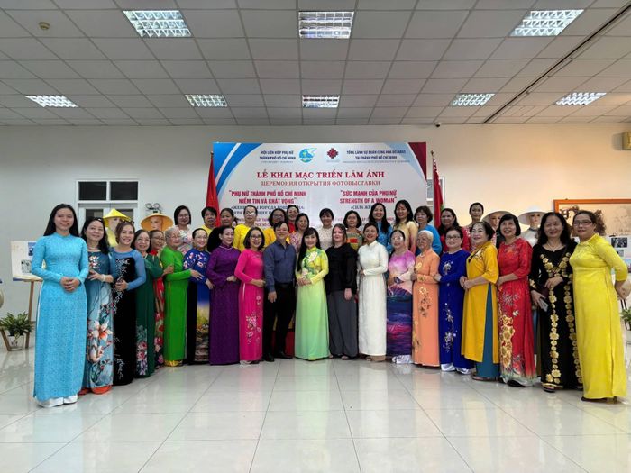 Bà Palina Karpava, Phó Tổng Lãnh sự quán Belarus tại TP.HCM (thứ 9 từ phải sang) chụp ảnh lưu niệm với đại biểu.