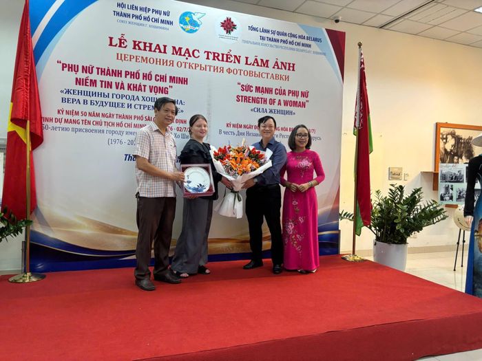 Bà Palina Karpava, Phó Tổng Lãnh sự quán Belarus tại TP.HCM nhận hoa và chiếc đĩa gốm sứ Minh Long, do lãnh đạo phường Bình Thạnh, TP.HCM trao tặng.