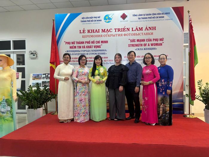 Bà Palina Karpava, Phó Tổng Lãnh sự quán Belarus tại TP.HCM (giữa) chụp ảnh lưu niệm cùng lãnh đạo Hội LHPN TP.HCM và lãnh đạo phường Bình Thạnh.