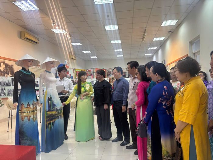 Bà Palina Karpava, Phó Tổng Lãnh sự quán Belarus tại TP.HCM (thứ 3 từ trái sang), nghe đại diện Hội LHPN TP.HCM giới thiệu về tà áo dài Việt Nam.