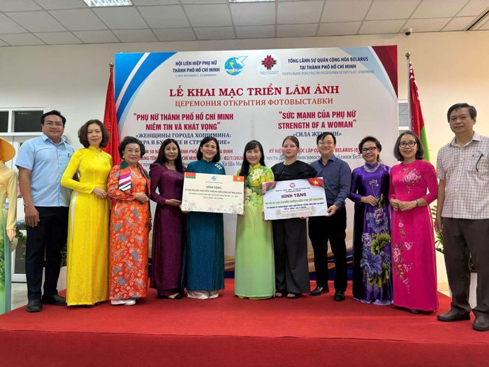 Bà Palina Karpava, Phó Tổng Lãnh sự quán Belarus tại TP.HCM (thứ 5 từ phải sang) nhận quà tặng từ Hội LHPN TP.HCM và Hội LHPN phường Bình Thạnh là 20 bộ áo dài Việt Nam.