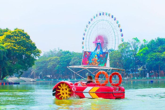 Phương tiện phục vụ vui chơi, giải trí dưới nước tại Công viên Văn hóa Đầm Sen