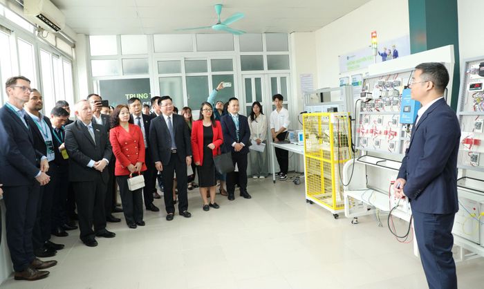 Các đại biểu tham quan Trung tâm đào tạo xuất sắc về điện gió