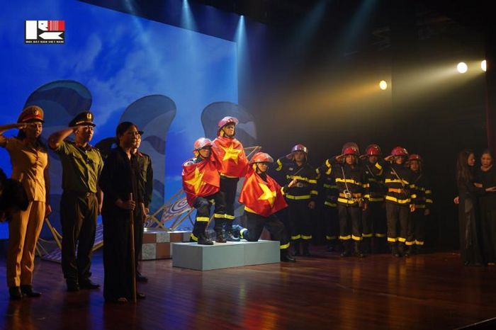 "Ngược chiều bình an" lưu diễn tại các tỉnh, thành phố dịp kỷ niệm Ngày Thương binh - Liệt sĩ năm nay. Nguồn: Nhà hát Kịch Việt Nam