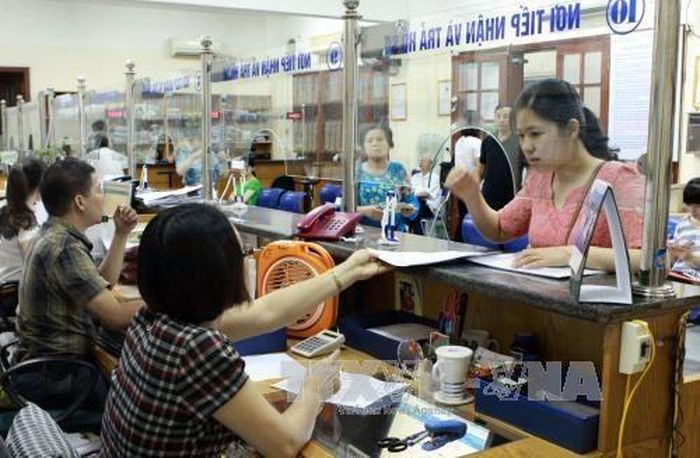 Người dân làm thủ tục tại BHXH TP. Hồ Chí Minh. Ảnh: Dương Ngọc