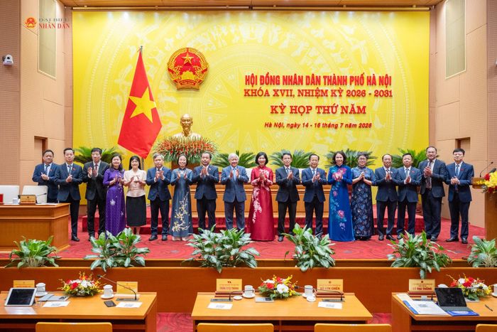 Phó Chủ tịch Thường trực Quốc hội Đỗ Văn Chiến, Bí thư Thành ủy Hà Nội Trần Đức Thắng và các đại biểu chụp ảnh lưu niệm