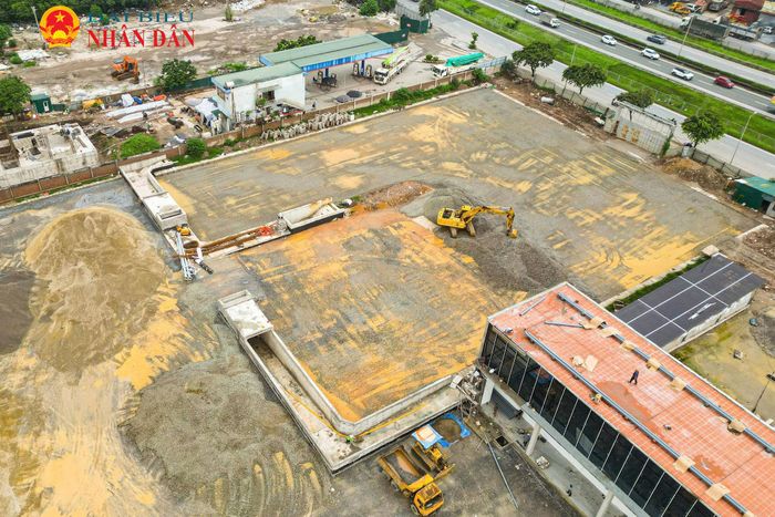 Xung quanh dự án đang được san lấp, thảm nhựa, bê tông và trồng cây xanh