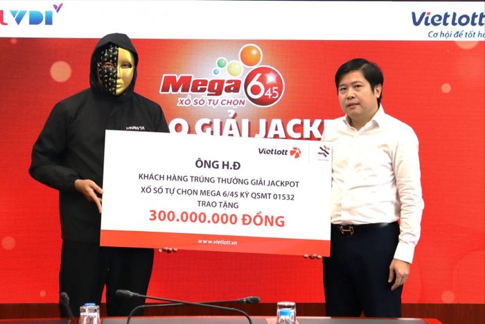 Anh H.Đ trao tặng 300 triệu đồng để thực hiện các hoạt động an sinh xã hội thông qua Quỹ Tâm Tài Việt