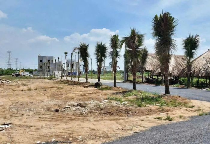 Theo quyết định xử phạt, trường hợp vi phạm của bà M.L. không bị buộc "trả lại hiện trạng ban đầu của đất" mà được xem xét cấp Giấy chứng nhận quyền sử dụng đất, quyền sở hữu tài sản gắn liền với đất và phải thực hiện nghĩa vụ tài chính theo quy định của pháp luật. . Ảnh minh họa