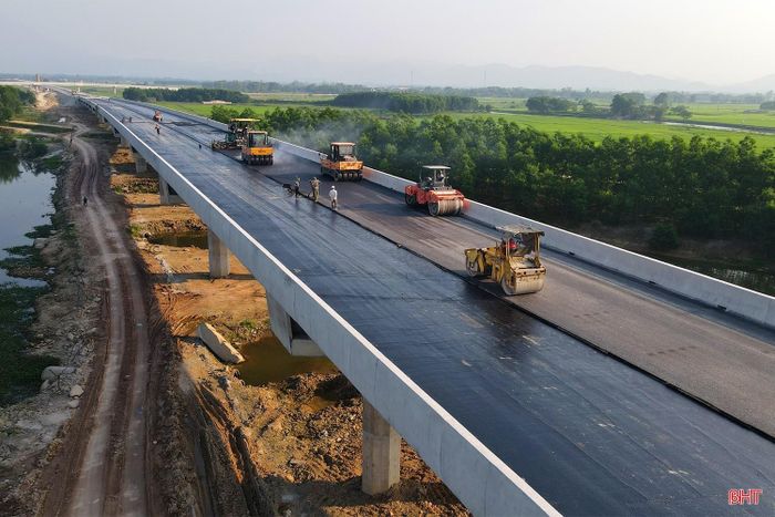 Thi công cao tốc Bắc - Nam đoạn Bãi Vọt - Hàm Nghi. Ảnh: Báo Hà Tĩnh