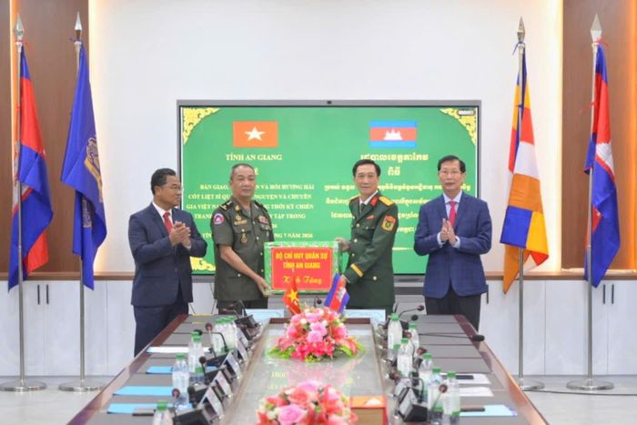 Ban Chuyên trách tỉnh An Giang trao tặng quà cho Ban Chuyên trách tỉnh Tà Keo. Ảnh: Phương Vũ