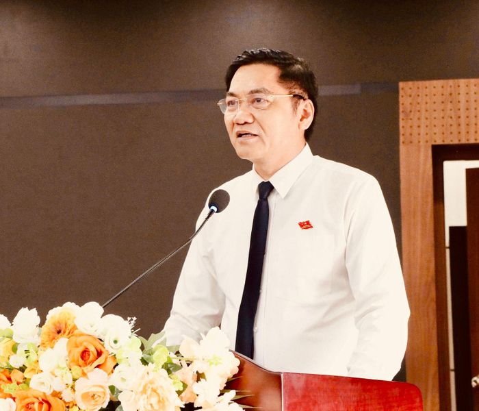 Phó Bí thư Thường trực Tỉnh ủy, Chủ tịch HĐND tỉnh Hoàng Nghĩa Hiếu phát biểu tại phiên thảo luận Tổ 3