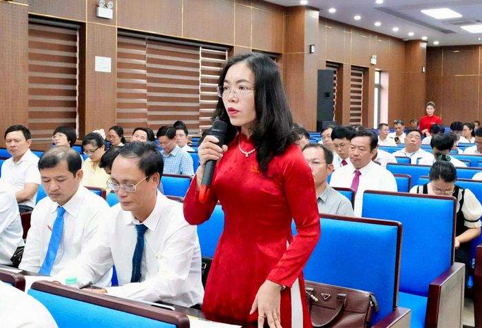 Đại biểu Nguyễn Thị Anh Hoa phát biểu tại phiên thảo luận Tổ 3