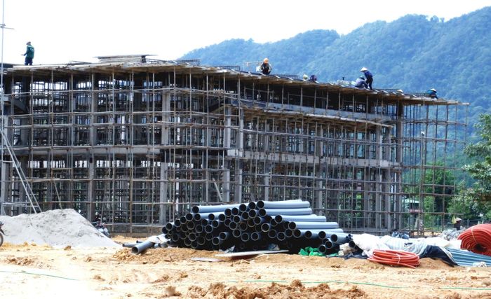Để đảm bảo tiến độ đề ra, các đơn vị thi công đã tăng cường nhân lực, máy móc