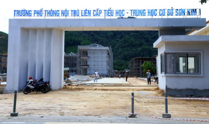 Theo kế hoạch, đến giữa tháng 8, các khối nhà học chính tại dự án Trường Phổ thông nội trú liên cấp TH - THCS Sơn Kim 1 sẽ hoàn thành, nhiều hạng mục còn lại đạt từ 80 - 90% khối lượng