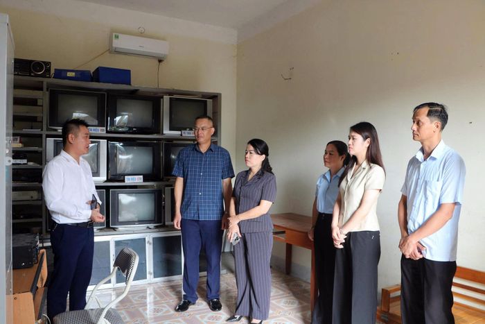 Đoàn ĐBQH tỉnh khảo sát thực tế tại Trung tâm dịch vụ công xã Quang Bình