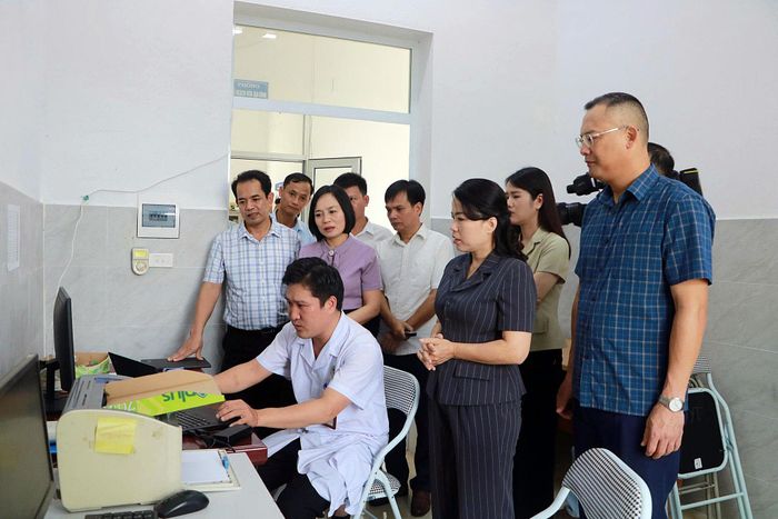 Đoàn ĐBQH tỉnh khảo sát tại điểm Trạm Y tế Quang Bình