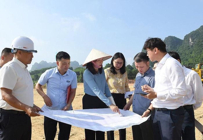 Phó Chủ tịch HĐND tỉnh Phạm Thị Minh Xuân và các thành viên đoàn giám sát xem sơ đồ quy hoạch thực hiện Dự án đầu tư xây dựng và kinh doanh hạ tầng Cụm công nghiệp Phúc Ứng 2. Ảnh: Huy Hoàng
