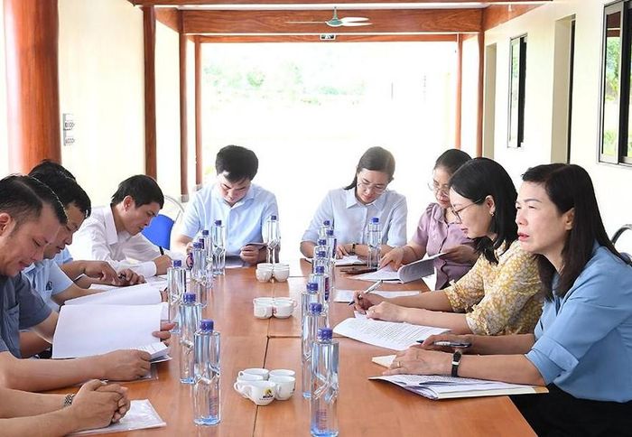 Phó Chủ tịch HĐND tỉnh Phạm Thị Minh Xuân và đoàn giám sát làm việc với đơn vị đầu tư Dự án đầu tư xây dựng cơ sở hỏa táng Vĩnh Hằng Tuyên Quang tại xã Sơn Dương. Ảnh: Huy Hoàng