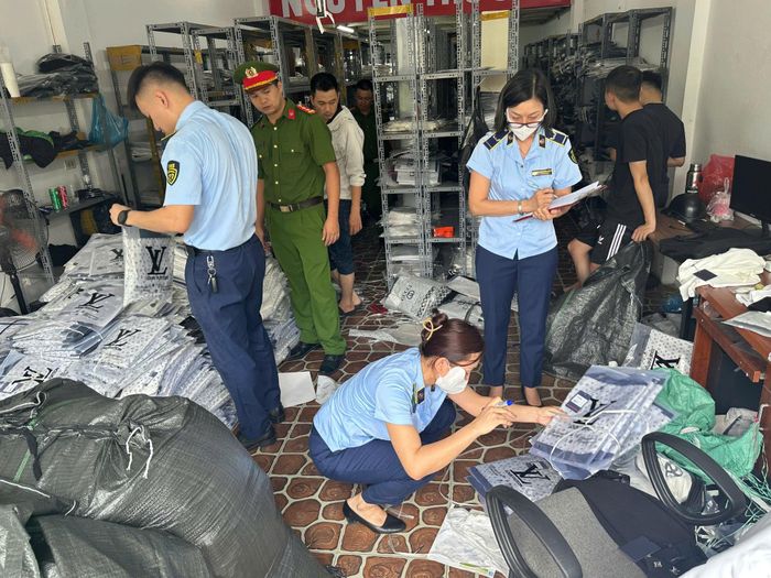 Lực lượng Quản lý thị trường thành phố Hà Nội kiểm tra, thu giữ hàng loạt hàng hóa giả mạo, không rõ nguồn gốc. Ảnh QLTT