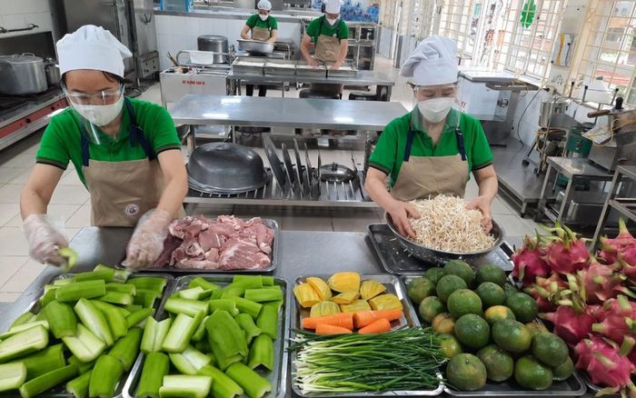 Các bộ ngành được giao nhiệm vụ triển khai đồng bộ các giải pháp phòng, chống ngộ độc thực phẩm, trong đó ưu tiên hàng đầu là bảo đảm an toàn thực phẩm tại các cơ sở giáo dục, siết chặt quản lý bếp ăn tập thể.