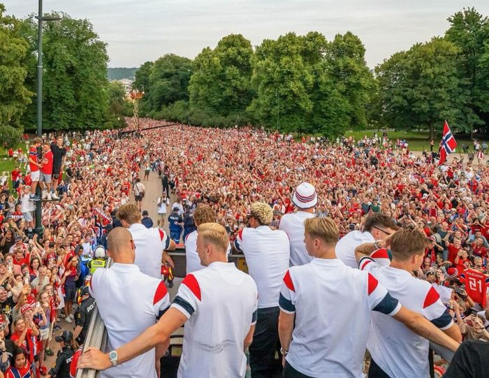 Người dân Na Uy đổ ra đường ăn mừng thành tích của đội tuyển tại World Cup 2026. Ảnh: Fotballandslaget (Trang Facebook chính thức của Đội tuyển Bóng đá Na Uy)