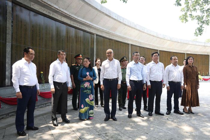 Thủ tướng Chính phủ Lê Minh Hưng và các đại biểu thành kính tri ân sự hy sinh to lớn của các Anh hùng liệt sĩ.
