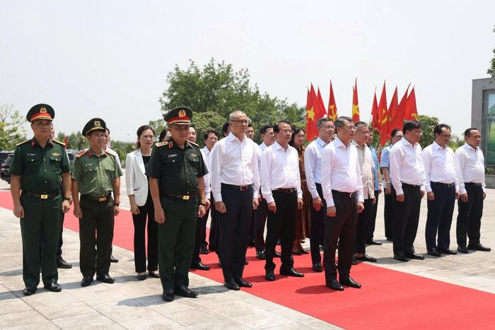Thủ tướng Chính phủ Lê Minh Hưng cùng đoàn công tác dâng hương, dâng hoa tưởng niệm các Anh hùng liệt sĩ tỉnh Phú Thọ.