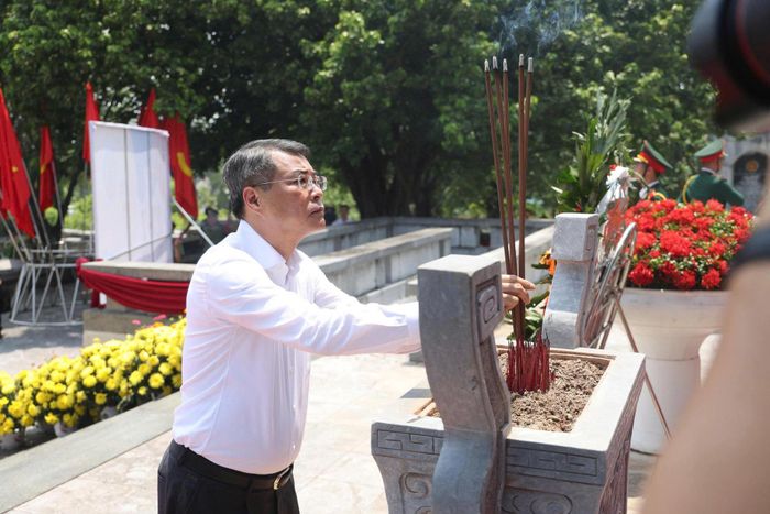Thủ tướng Chính phủ Lê Minh Hưng dâng hương tưởng niệm các Anh hùng liệt sĩ tỉnh Phú Thọ.