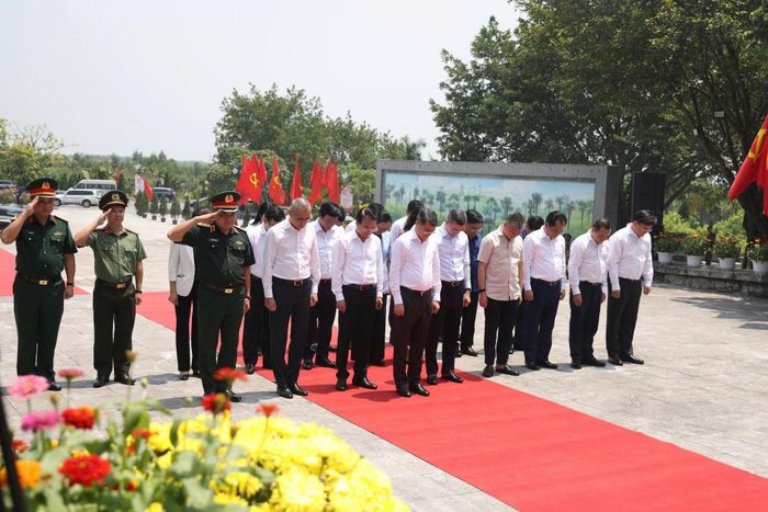 Thủ tướng Chính phủ Lê Minh Hưng cùng các đại biểu thành kính tưởng niệm, tri ân các Anh hùng liệt sĩ tỉnh Phú Thọ.