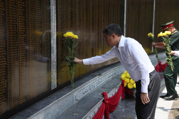 Thủ tướng Lê Minh Hưng dâng hoa tại Bia ghi danh các Anh hùng liệt sĩ tỉnh Phú Thọ.