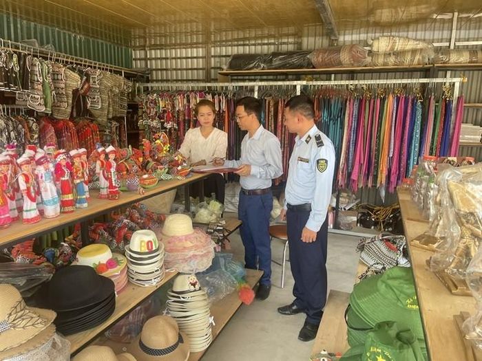 Lực lượng QLTT Điện Biên tuyên truyền đến các hộ kinh doanh về việc chống buôn lậu, gian lận thương mại và hàng giả