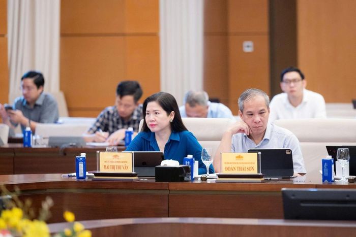 Phó Thống đốc Thường trực NHNN Đoàn Thái Sơn và các đại biểu tham dự phiên họp