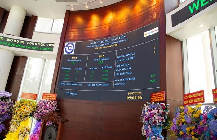 Khoảnh khắc cổ phiếu VBB chính thức chào sàn ngày 14/7/2026