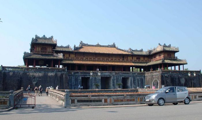Du khách thường đến Cố đô Huế để khám phá di sản cung đình, các danh lam thắng cảnh...
