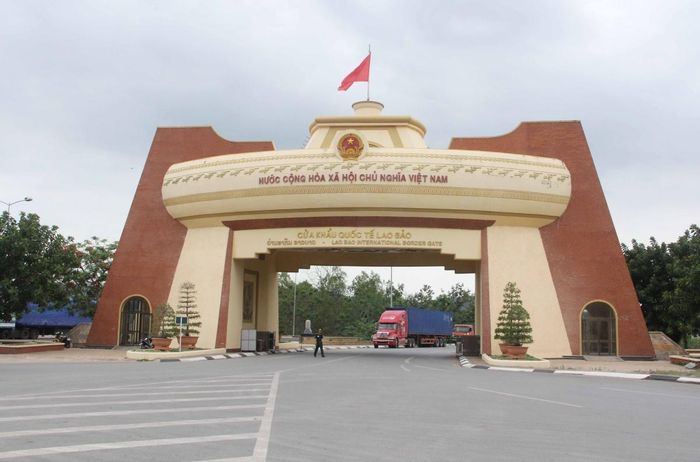 Cửa khẩu quốc tế Lao Bảo nằm trên địa bàn xã Lao Bảo, tỉnh Quảng Trị