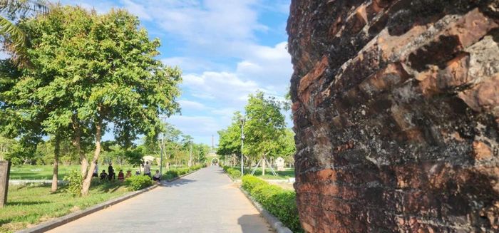 Thành cổ Quảng Trị - địa chỉ đỏ giáo dục truyền thống cách mạng và là điểm đến tâm linh, tri ân các Anh hùng liệt sĩ...
