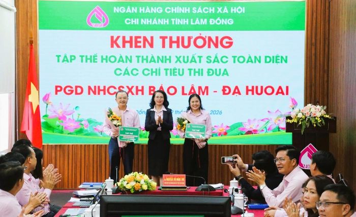 Khen thưởng các phòng giao dịch hoàn thành xuất sắc toàn diện các cbỉ tiêu thi đua..