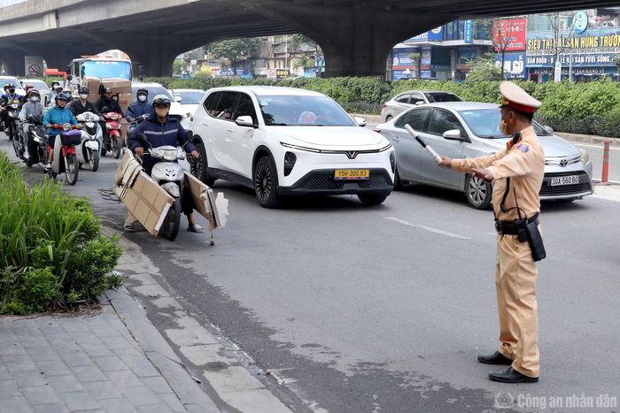 Tổ công tác làm nhiệm vụ trên đường Khuất Duy Tiến ngày 13/7.
