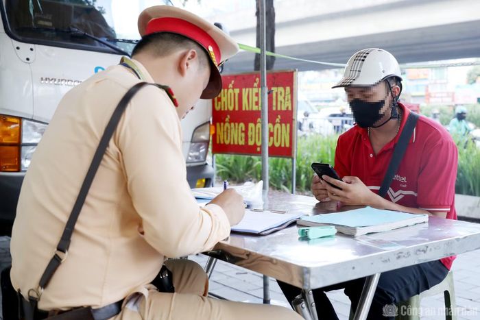 CSGT lập biên bản xử phạt các trường hợp vi phạm.
