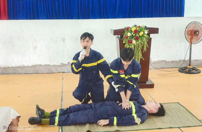Phòng Cảnh sát PCCC&amp;CNCH CATP Cần Thơ hướng dẫn cách sơ cứu người bị đuối nước.