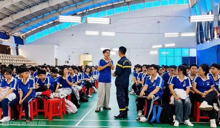 Phòng Cảnh sát PCCC&amp;CNCH CATP Cần Thơ tổ chức tuyên truyền phòng chống đuối nước tại các trường học.