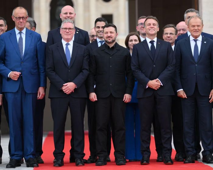 Các nhà lãnh đạo của Đức, Anh, Ukraina, Pháp và Ba Lan cùng các nhà lãnh đạo khác tại Paris. Ảnh Sipa/Shutterstock.