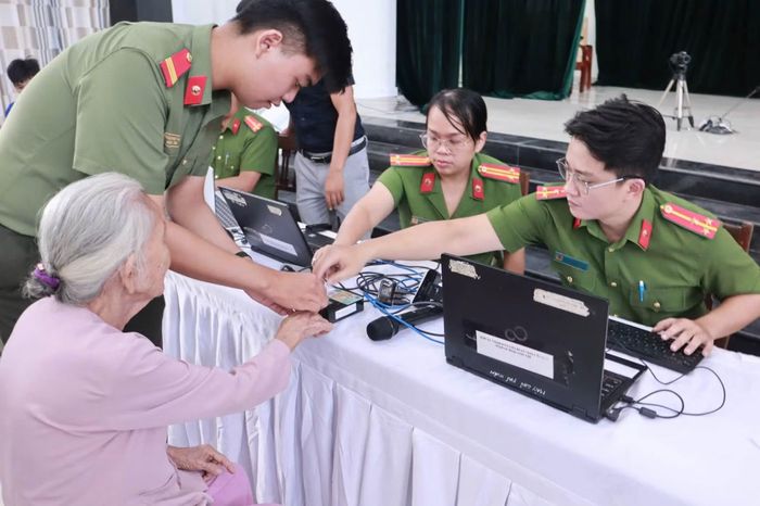 Cán bộ Công an thực hiện các thủ tục để thu nhận mẫu sinh phẩm ADN thân nhân liệt sĩ chưa xác định được thông tin.