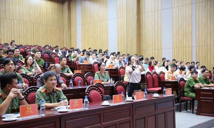 Các cá nhân và đại diện các tổ chức, doanh nghiệp tham gia đối thoại.