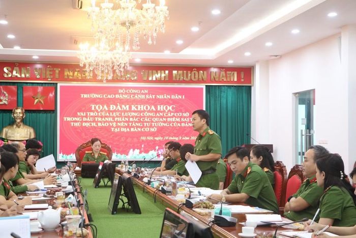 Một buổi tọa đàm khoa học về bảo vệ nền tảng tư tưởng của Đảng tại Trường Cao đẳng CSND 1.