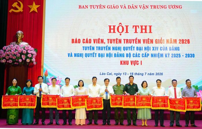 Đồng chí Phan Xuân Thủy và đồng chí Dương Đức Huy tặng Cờ lưu niệm cho các Đảng ủy trung ương và địa phương khu vực I.