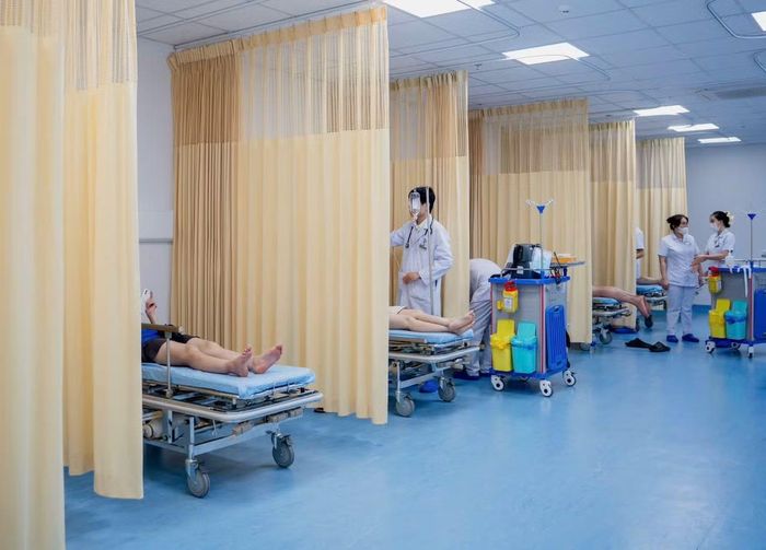 8 bạn trẻ được đưa đến Bệnh viện Đại học Y khoa Phan Châu Trinh cấp cứu sau khi bị ong vò vẽ tấn công trong lúc tham gia hoạt động ngoài trời. (ảnh BV CC)