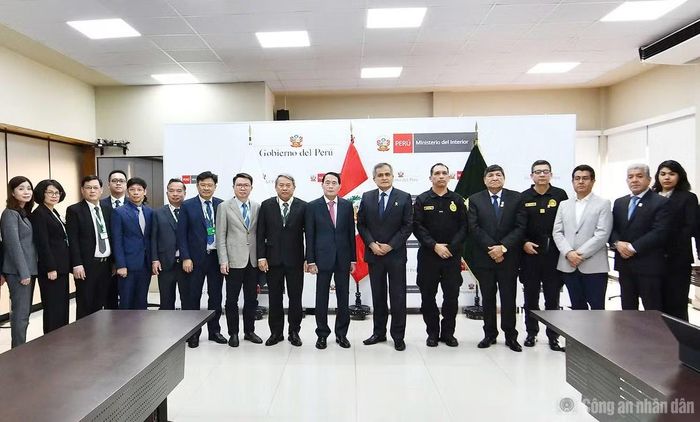 Thứ trưởng Lê Quốc Hùng và Bộ trưởng Nội vụ nước chủ nhà José Mercedes Zapata Morante cùng các đại biểu.
