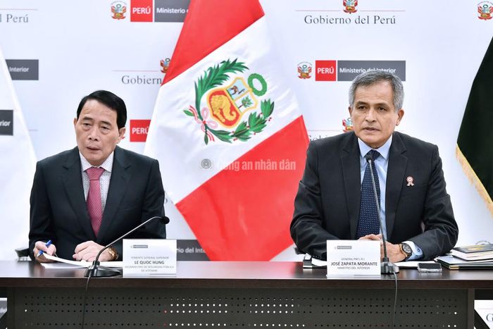Thứ trưởng Lê Quốc Hùng và Bộ trưởng Nội vụ nước chủ nhà José Mercedes Zapata Morante tại hội đàm.